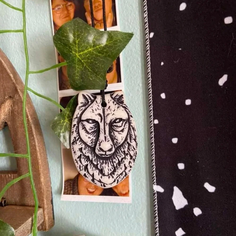New Unisex Handmade Bohemian Hawaiian Tribal Wolf Amulet Wood & Resin Necklace